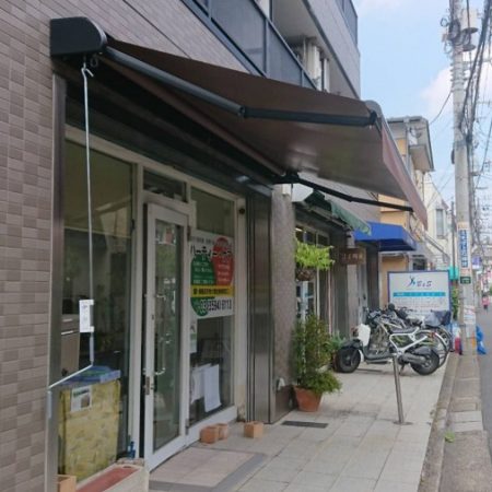 東京都練馬区｜手動式オーニングテントの施工事例（店舗・軒先）