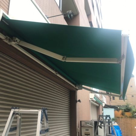 東京都港区｜オーニングテント生地張替えの施工事例（店舗・軒先）